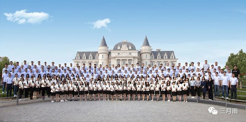 三月雨全体员工合照